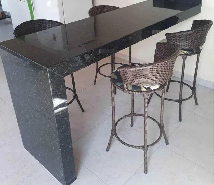 Balcão americano em granito escuro para cozinha, executado pela Nova Stone