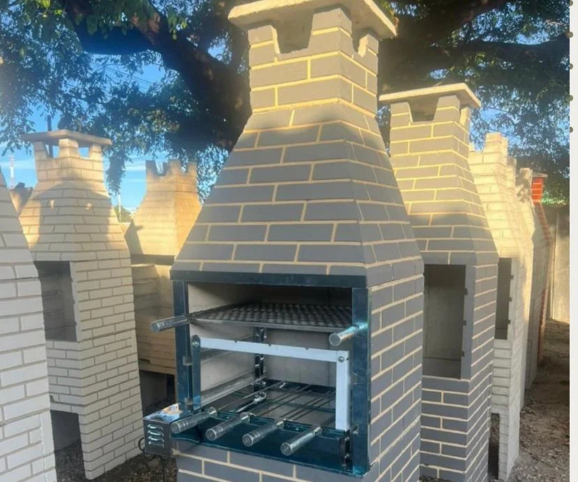 Churrasqueira pré-moldada com gira grill em ambiente externo, executada pela Nova Stone