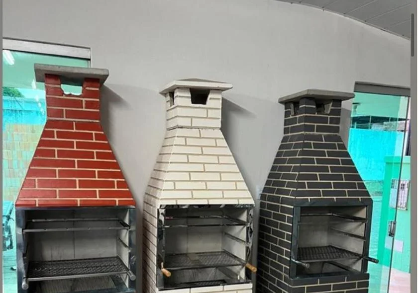 Três modelos de churrasqueira pré-moldada em vermelho, branco e preto, executados pela Nova Stone