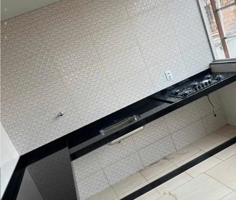Bancada de cozinha em granito preto com cooktop embutido, executada pela Nova Stone
