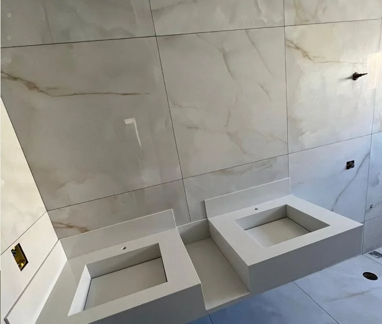 Lavabo de suíte com dupla cuba esculpida em Nanoglass, executado pela Nova Stone