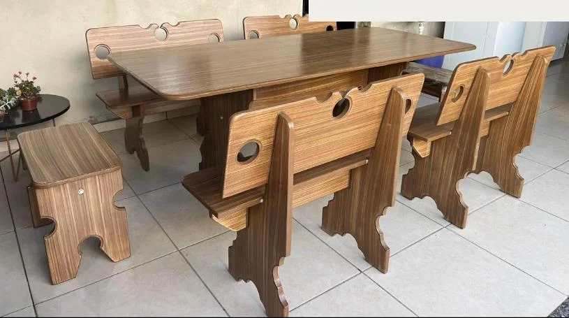 Mesa e bancos de ardósia em tom amadeirado claro, executados pela Nova Stone