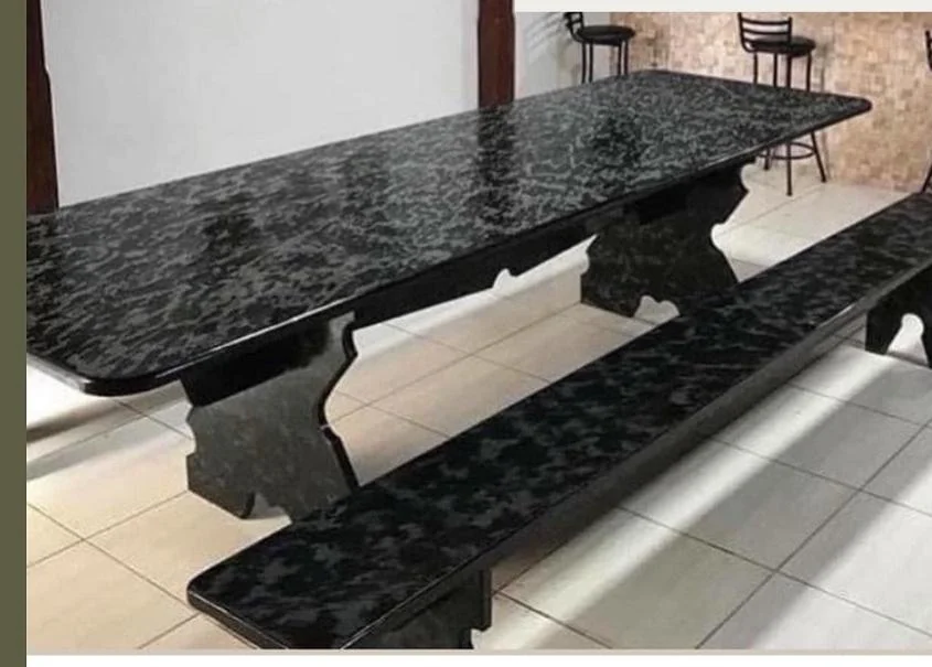 Mesa e bancos de ardósia polida cor chumbo, executados pela Nova Stone
