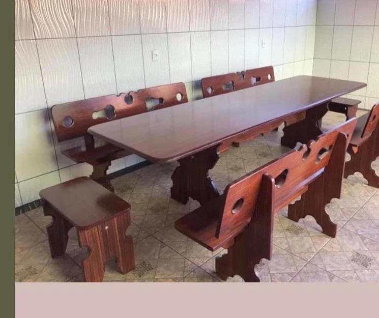 Mesa e bancos de ardósia em tom madeira cobre, executados pela Nova Stone